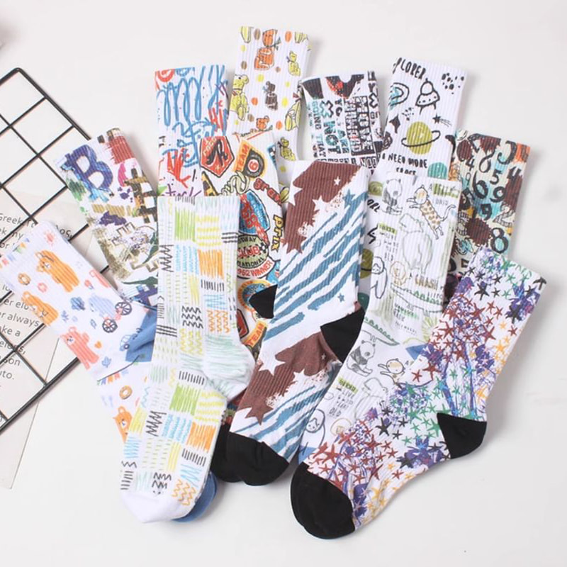 Tecnologia de impressão 3D para meias de primavera e verão, meias longas masculinas, médias femininas, esportes de rua europeus e americanos, meias de algodão de casais, meias modernas de graffiti Tecnologia de impressão 3D para meias de primavera e verão, meias longas masculinas, médias femininas, esportes de rua europeus e americanos, meias de algodão de casais, meias modernas de graffiti