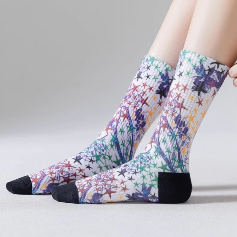 Tecnologia de impressão 3D para meias de primavera e verão, meias longas masculinas, médias femininas, esportes de rua europeus e americanos, meias de algodão de casais, meias modernas de graffiti Tecnologia de impressão 3D para meias de primavera e verão, meias longas masculinas, médias femininas, esportes de rua europeus e americanos, meias de algodão de casais, meias modernas de graffiti