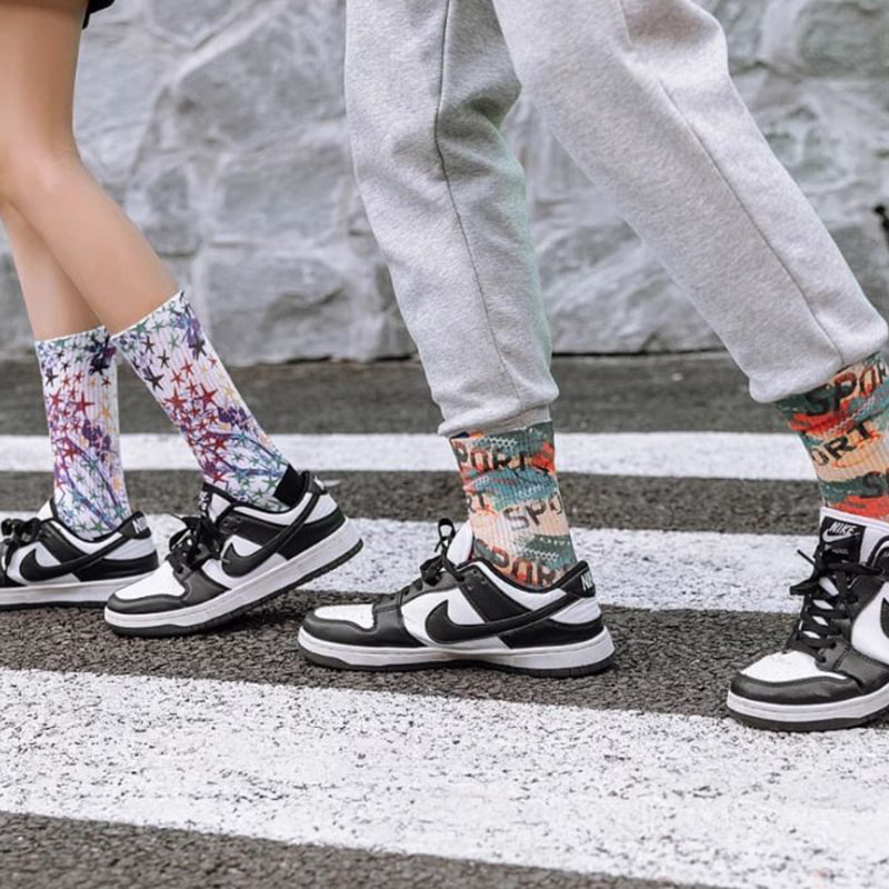 Tecnologia de impressão 3D para meias de primavera e verão, meias longas masculinas, médias femininas, esportes de rua europeus e americanos, meias de algodão de casais, meias modernas de graffiti Tecnologia de impressão 3D para meias de primavera e verão, meias longas masculinas, médias femininas, esportes de rua europeus e americanos, meias de algodão de casais, meias modernas de graffiti
