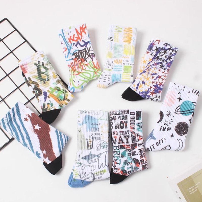 Tecnologia de impressão 3D para meias de primavera e verão, meias longas masculinas, médias femininas, esportes de rua europeus e americanos, meias de algodão de casais, meias modernas de graffiti Tecnologia de impressão 3D para meias de primavera e verão, meias longas masculinas, médias femininas, esportes de rua europeus e americanos, meias de algodão de casais, meias modernas de graffiti